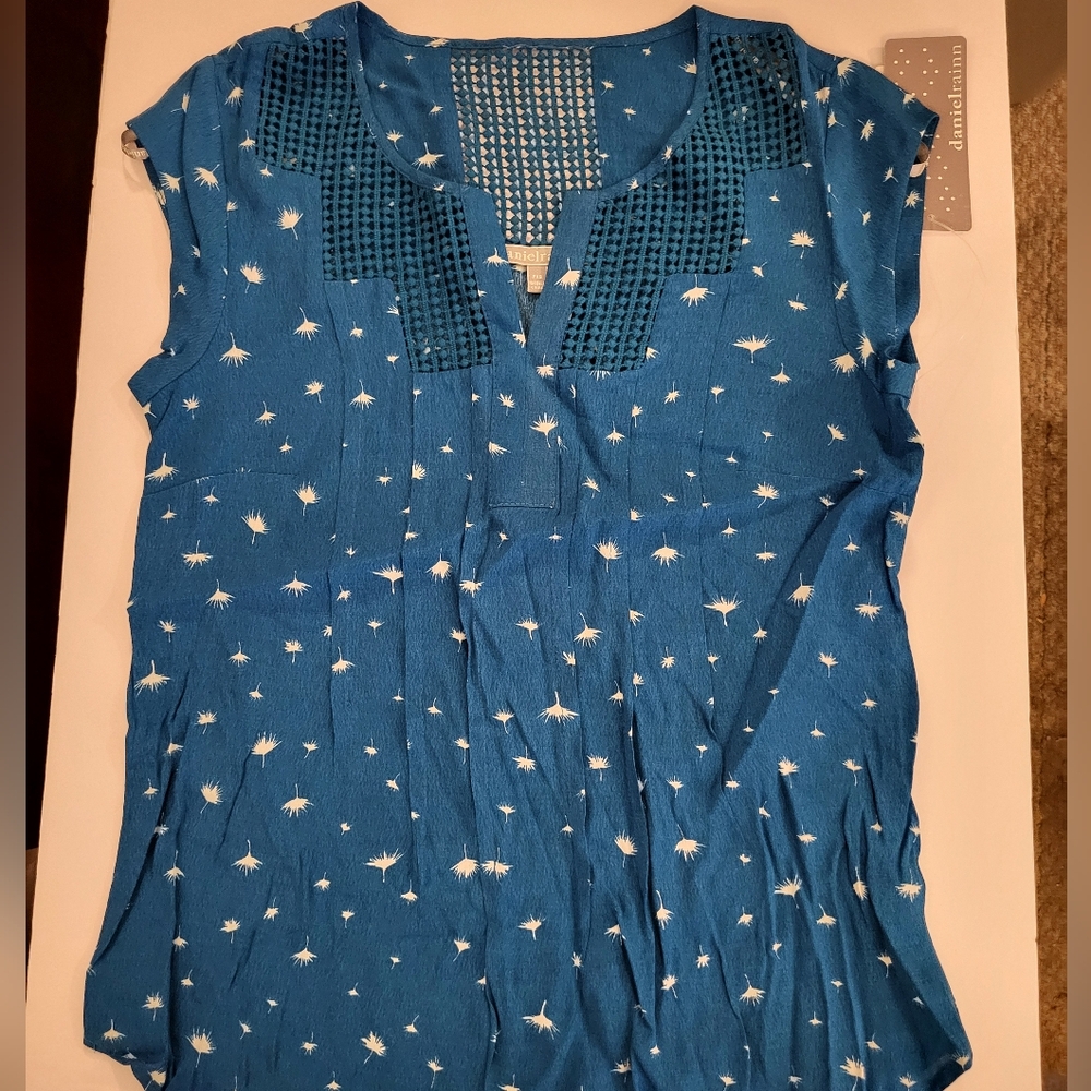 Daniel Rainn Estefany Lace Detail Split Neck Blouse Blue Floral Size PXS NWT